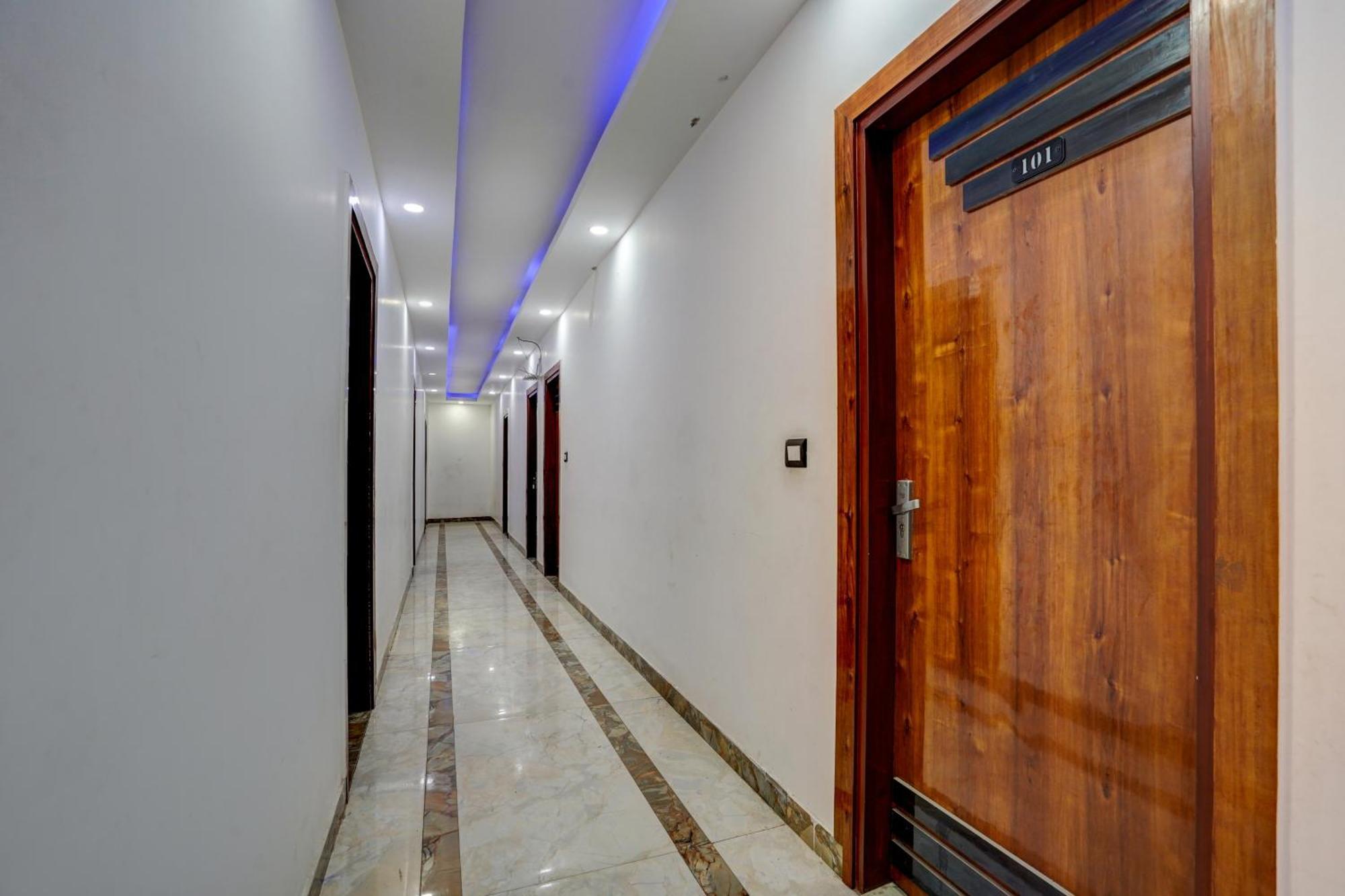 Hotel Hight Krone A Family Hotel Near Igi Airport Delhi Нью-Дели Экстерьер фото