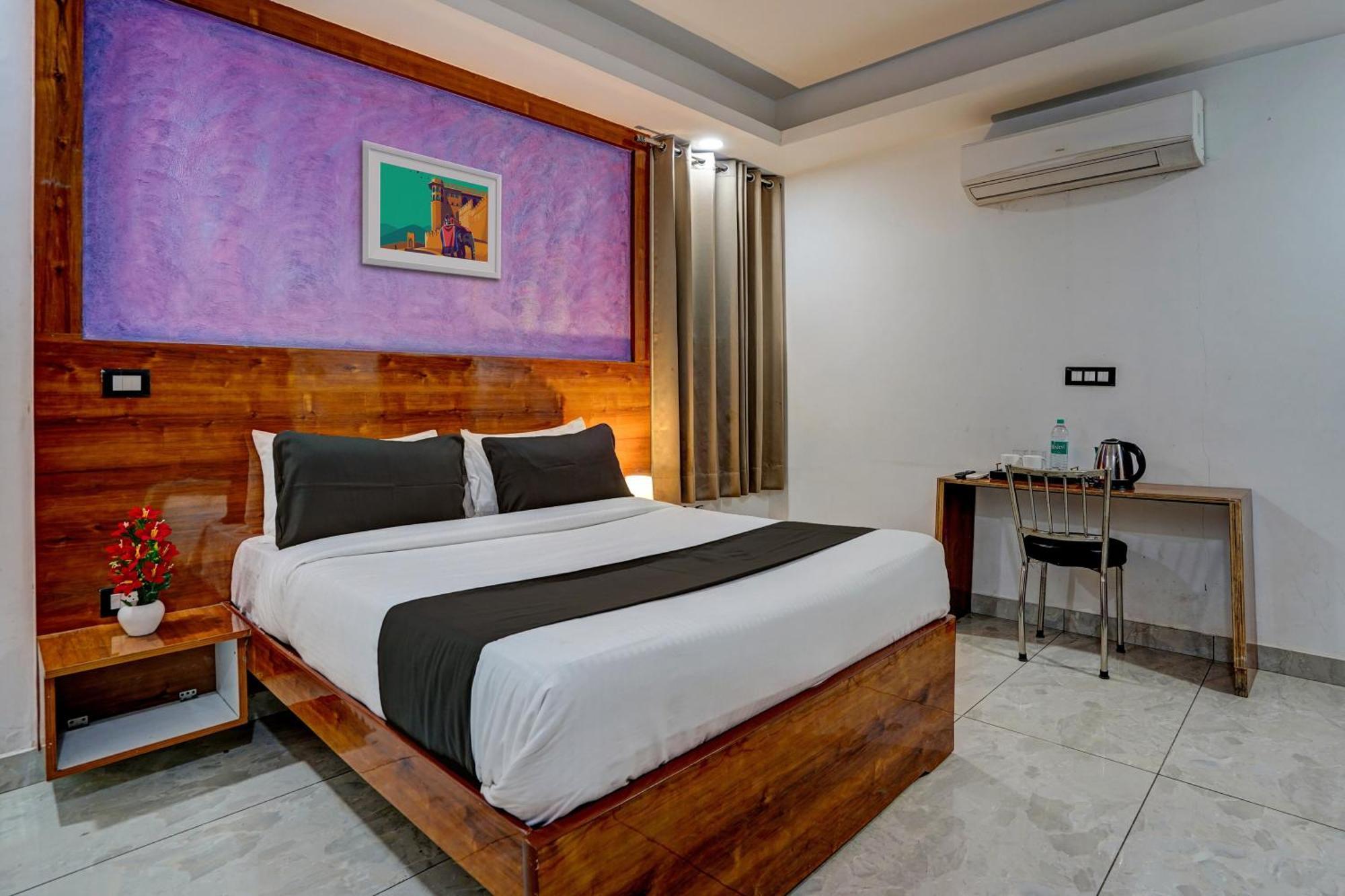 Hotel Hight Krone A Family Hotel Near Igi Airport Delhi Нью-Дели Экстерьер фото