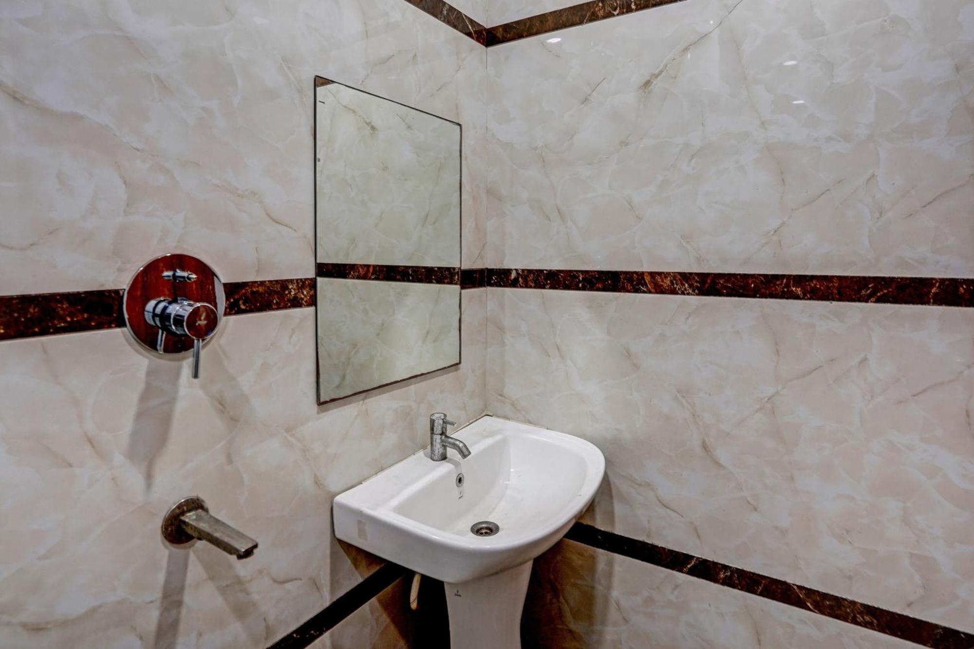 Hotel Hight Krone A Family Hotel Near Igi Airport Delhi Нью-Дели Экстерьер фото