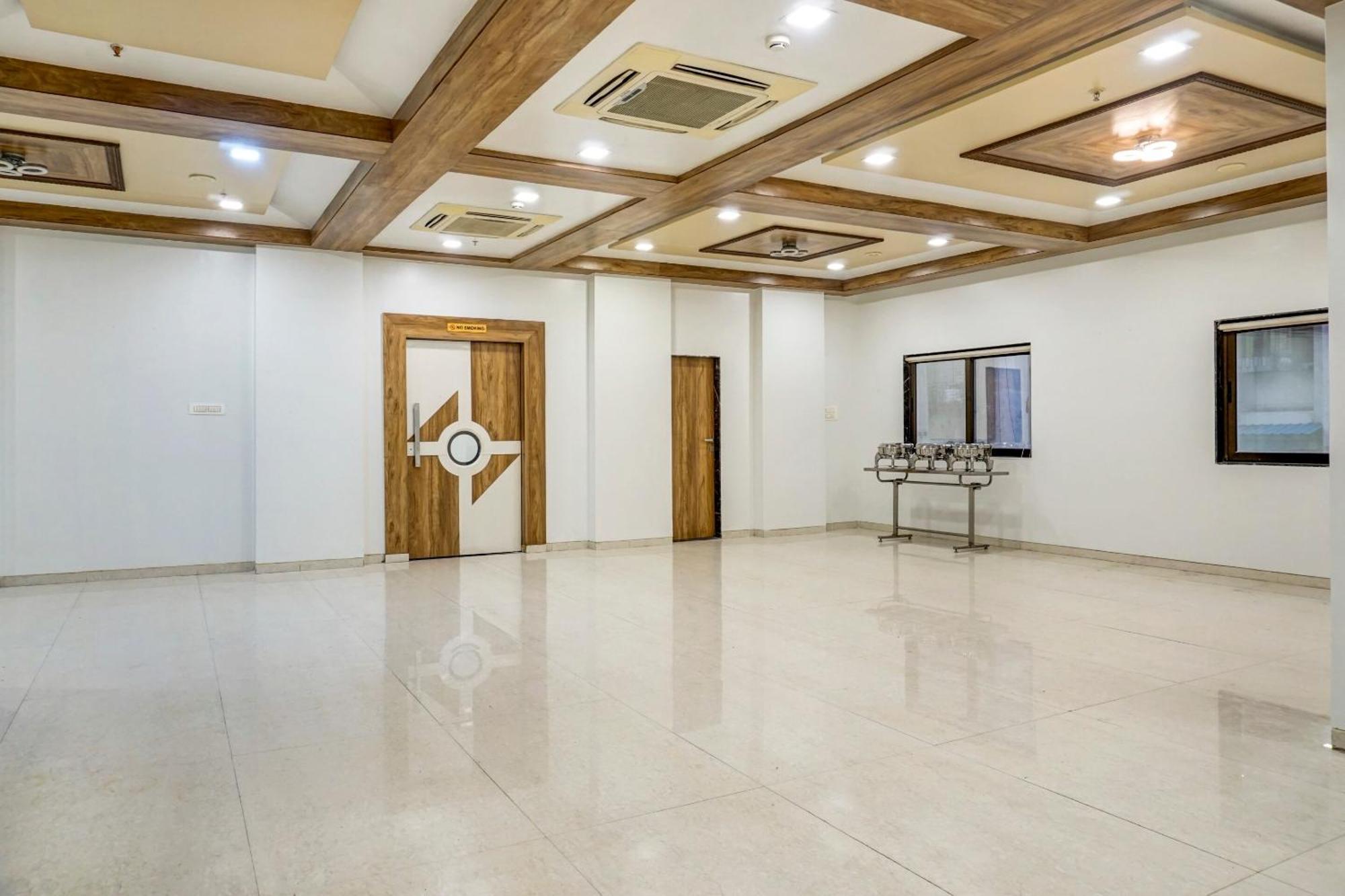 Hotel Hight Krone A Family Hotel Near Igi Airport Delhi Нью-Дели Экстерьер фото